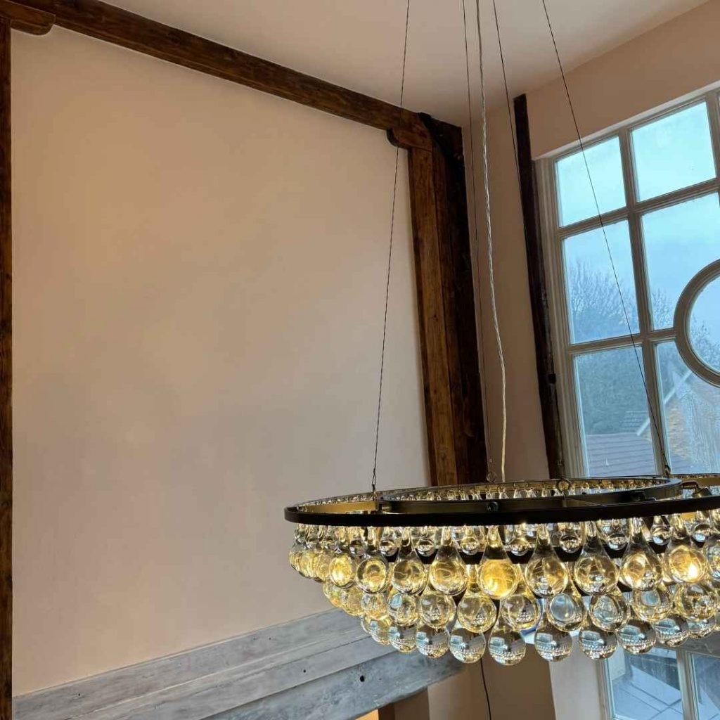 luxury tadelakt feature wall chandelier london